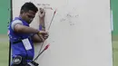 Atlet panahan Asian Para Games mencabut panah saat latihan di Lapangan Panahan, Senayan, Jakarta, kamis (04/10/2018). Latihan tersebut juga dalam rangka uji coba lapangan jelang pertandingan. (Bola.com/M Iqbal Ichsan)