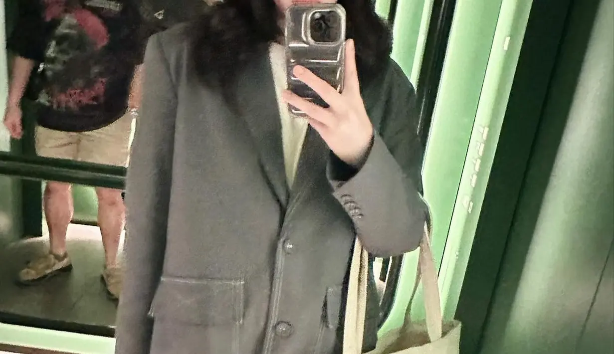 Penampilan dengan rambut hitam itu ia tunjukan lewat foto-foto liburannya di Thailand. [Foto: Instagram/isyanasarasvati]