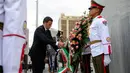 PM Italia Matteo Renzi meletakkan karangan bunga di Lapangan Revolusi di Hanava, Kuba, Rabu (28/10). Renzi menjadi kepala pemerintahan Italia yang mengunjungi Kuba untuk pertama kalinya. (AFP PHOTO/Yamil LAGE)