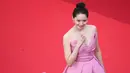 <p>Yoona membuat penggemar terpesona dalam balutan gaun strapless pink dari Monique Lhuillie dengan rok mengembang pada bagian pinggang. (Photo by Andreea Alexandru/Invision/AP)</p>