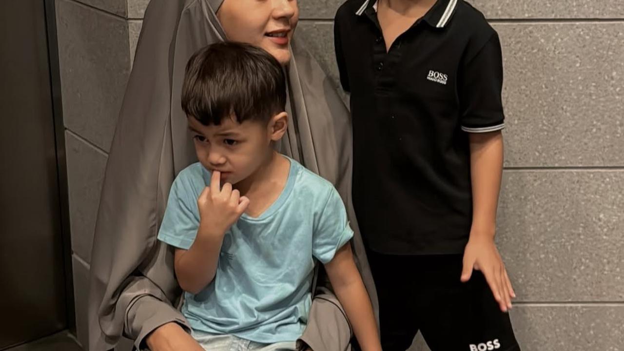 6 Potret Paula Verhoeven Tampil Cantik dengan Busana Syar'i Bareng Anak-Anak, Wajahnya Disebut Makin Fresh
