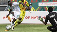 Senegal mengawali kiprahnya di Piala Afrika 2021 dengan kemenangan dramatis 1-0 atas Zimbabwe. Bomber Liverpool, Sadio Mane, menjadi pahlawan lewat gol penalti di pengujung laga. (AFP/Pius Utomi Ekpei)