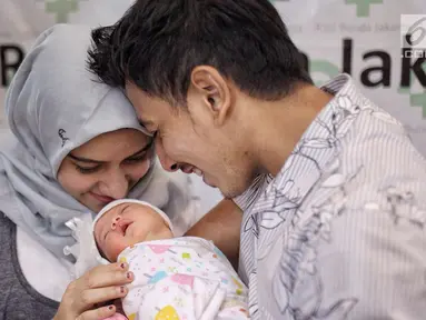 Pasangan Fairuz A Rafiq dan Sonny Septian menunjukkan bayi perempuan mereka di Jakarta, Selasa (22/5). Fairuz melahirkan anak pertama dari pernikahan dengan Sonny Septian pada Senin (21/5). (Liputan6.com/Faizal Fanani)