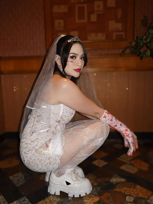 Riasan wajah mantan istri Sule ini juga memainkan peran besar dalam penampilan horornya kali ini. Dengan lipstik merah yang dioleskan tidak rapi, efek “darah” pada bagian wajahnya membuat penampilannya semakin hidup dalam tema Halloween. (Liputan6.com/IG/@nathalieholscher)