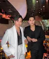 Sedangkan Mingyu tampil gagah dalam balutan setelan jas warna hitam dan kaus polos warna senada.