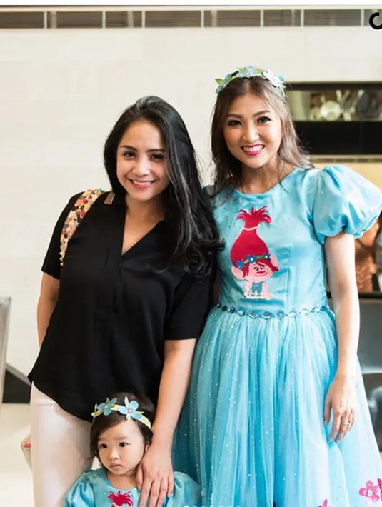 Ulang tahun kedua Putri Thalia Onsu dihadiri banyak anak selebriti. Doa dan ucapan selamat anak pasangan Ruben Onsu dan Sarwendah juga membanjiri kolom komentar disetiap foto-fotonya. (Instagram/sarwendah29)