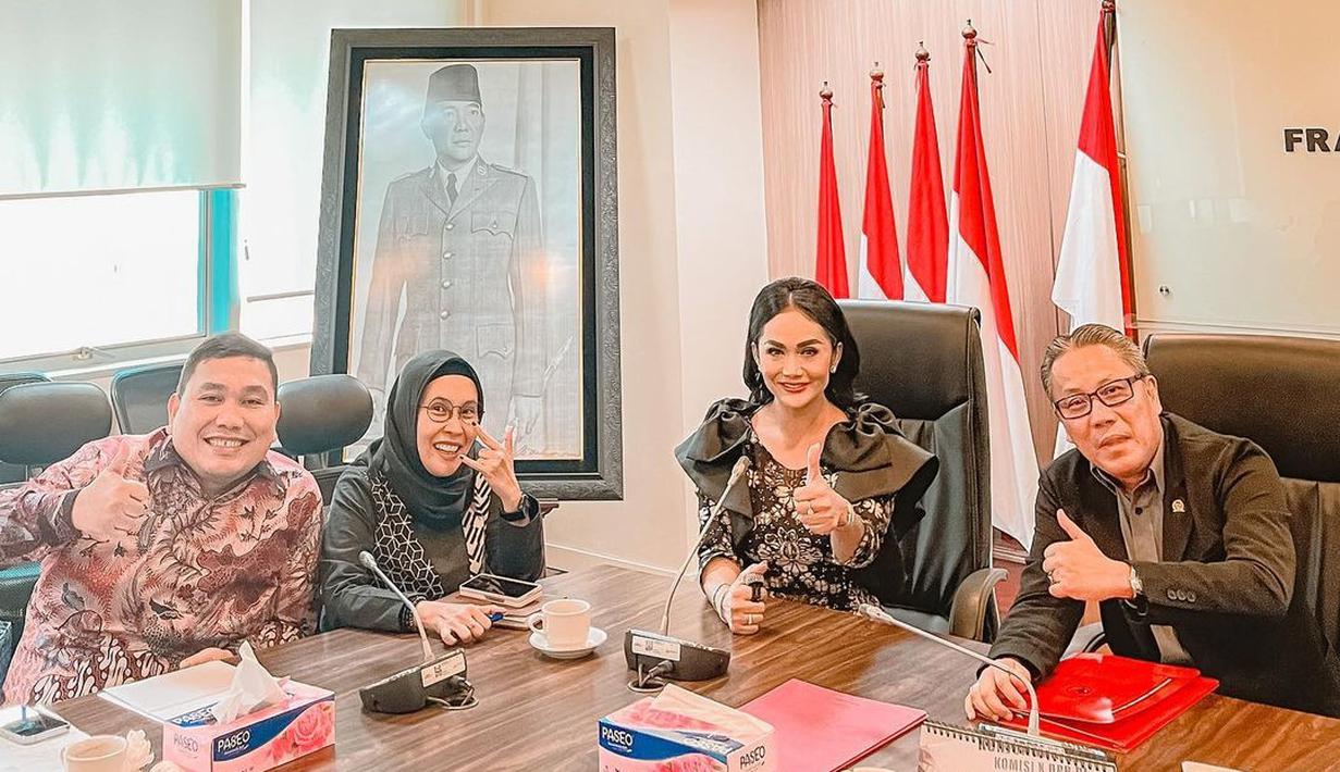 Krisdayanti rapat bersama senior-senior kapoksi PD Perjuangan
Komisi IV, komisi V dan wakil ketua komisi XI bapak DOLFIE O.F.P, IR. (Foto: Instagram/@krisdayantilemos)