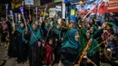 Suasana religi yang penuh semangat dan kebersamaan pun tercipta. (Juni KRISWANTO/AFP)