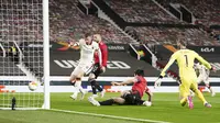 Pemain AS Roma Edin Dzeko mencetak gol kedua timnya selama semifinal Liga Europa leg pertama antara Manchester United dan Roma di Old Trafford di Manchester, Inggris, Kamis, 29 April 2021. (Foto AP / Jon Super)