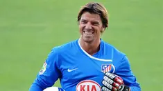 A picture taken on July 8, 2008 in Madrid, Spain shows Atletico Madrid's new 35-year-old goalkeeper Gregory Coupet smiling as he poses with his new jersey/ PIERRE-PHILIPPE MARCOU