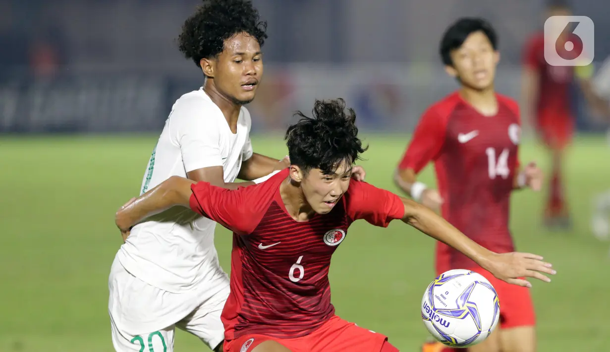 Penyerang Timnas Indonesia U-19, Amiruddin Bagus Alfikri kiri) berebut bola dengan pemain Hong Kong, Wong Chun saat laga kualifikasi Grup K Piala AFC U-19 2020 di Stadion Madya Gelora Bung Karno, Jakarta, Jumat (8/11/2019). Indonesia unggul 4-0. (Liputan6.com/Helmi Fithriansyah)