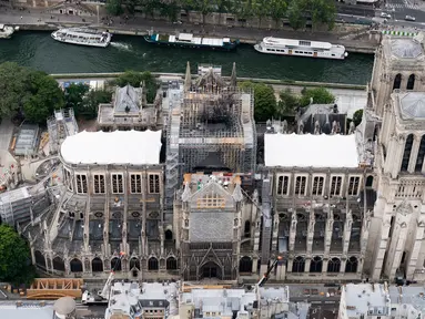 Katedral Notre Dame sedang menjalani restorasi setelah rusak parah akibat kebakaran hebat, Paris, Prancis, Minggu (14/7/2019). Katedral Notre Dame mengalami kebakaran hebat pada 15 April 2019. (Kenzo TRIBOUILLARD/AFP)