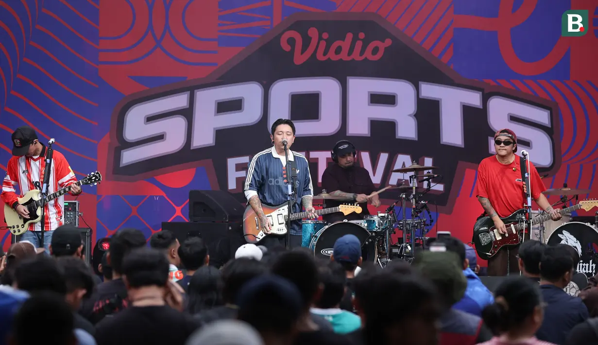 Band Pee Wee Gaskins menghibur pengunjung Vidio Sports Festival di Plaza Timur Senayan, Jakarta, pada Sabtu (18/10/2025). (Bola.com/M Iqbal Ichsan)