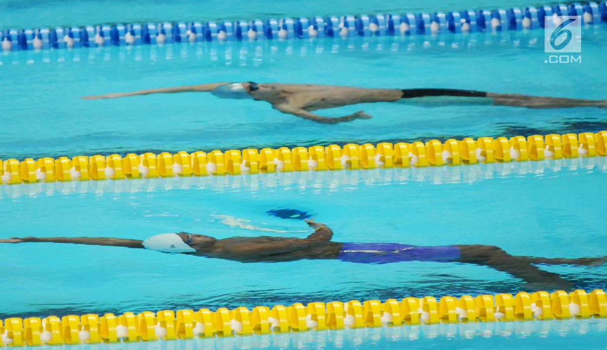 Perenang klub MNA, I Gede Siman Sudartawa saat melaju di final gaya punggung 100 m putra Kejuaraan Akuatik Indonesia Open 2017 di Stadion Aquatik GBK, Jakarta, Minggu (10/12). Siman menorehkan waktu 56,19 detik. (Liputan6.com/Helmi Fithriansyah)