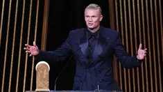 Penyerang Manchester City dan timnas Norwegia Erling Haaland berada di atas panggung saat menerima penghargaan striker terbaik dunia Gerd Muller Trophy pada acara penganugerahan Ballon d'Or 2023 di Theatre du Chatelet di kota Paris, Prancis, Selasa (31/10/2023) dini hari WIB. (FRANCK FIFE / AFP)