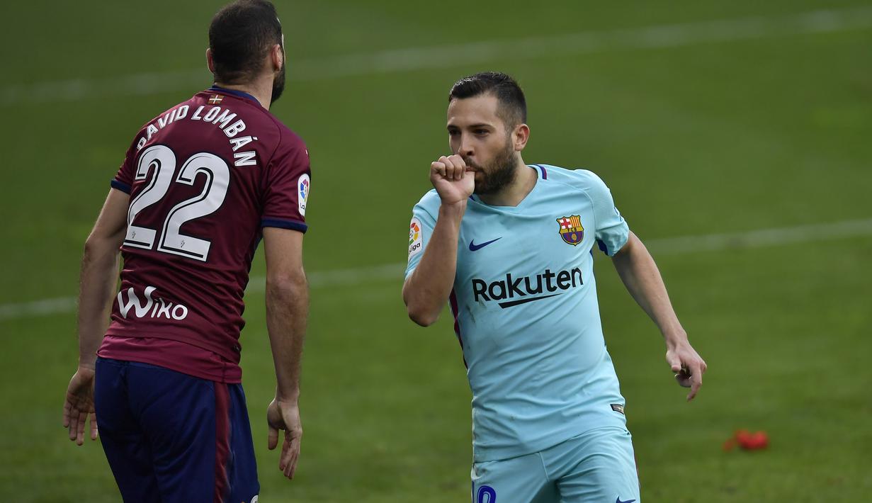 Gaya pemain FC Barcelona, Jordi Alba usai membobol gawang Eibar pada lanjutan La Liga Santander di Ipurua stadium,  Eibar, (17/2/2018). Barcelona menang 2-0.(AP/Alvaro Barrientos)