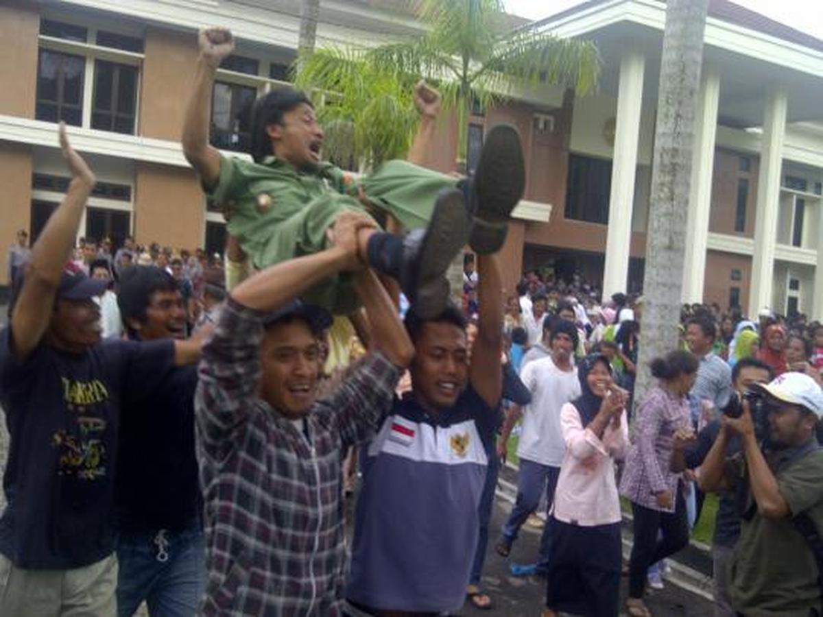 Divonis bebas, 2 terdakwa kasus bambu diarak ratusan warga