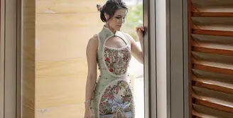 Gaunnya begitu sempurna, hadirkan gaya oriental berpadu victorian. [Foto: instagram/ Chen Giovani]