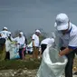 Bersih-bersih sampah plastik di pantai Cirebon bagian dari komitmen Indonesia dan Korea Selatan. Foto (Liputan6.com / Panji Prayitno)