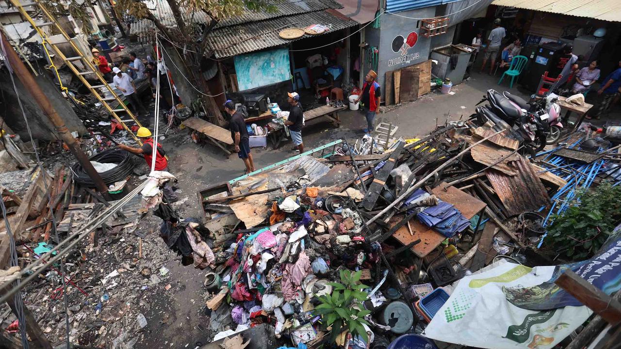 FOTO: Warga Menyisir Sisa Kebakaran Kebon Kosong