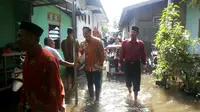 Calon Wali Kota Palembang M Akbar Alfaro menyambangi acara pernikahan warga yang digenangi banjir (Istimewa)