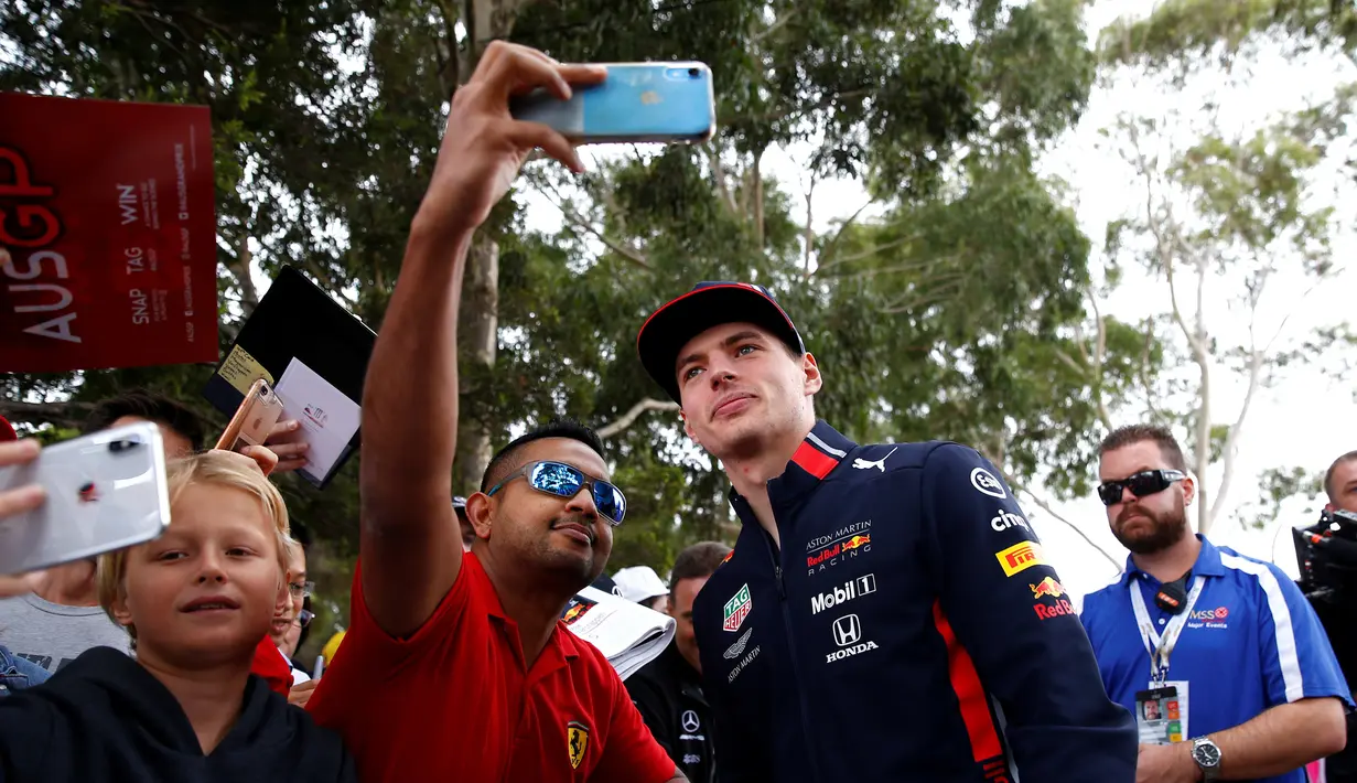 Pembalap F1 Red Bull, Max Verstappen berselfie bersama penggemarnya saat tiba di Sirkuit Melbourne Grand Prix di Melbourne, Jumat (15/3). (Reuters/Edgar Su)