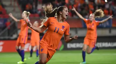 Gelandang Belanda, Lieke Martens melakukan selebrasi usai saat merayakan gol ketiga timnya saat pertandingan semifinal UEFA Women's Euro 2017 antara Belanda dan Inggris di Stadion FC Twente, di Enschede (3/8). (AFP Photo/John Thys)