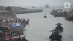 Perahu nelayan tradisional bersandar di dermaga Kampung Nelayan Cilincing, Jakarta, Kamis (2/9/2021). Jumlah nelayan di Indonesia terus menurun, pada April 2020 jumlahnya mencapai 2,15 juta orang. (merdeka.com/Imam Buhori)