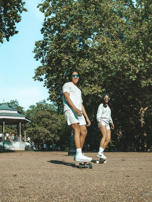 Tampil dengan outfit senada, pasangan kekasih ini terlihat begitu ceria dalam menjalani berbagai aktivitas. Tidak jarang potret kebersamaannya ini banyak diabadikan dalam media sosial Instagram yang kerap mencuri perhatian netizen. Bahkan tidak jarang momen kebersamaan keduanya terlihat cukup romantis. (Liputan6.com/IG/@hanamalasan)