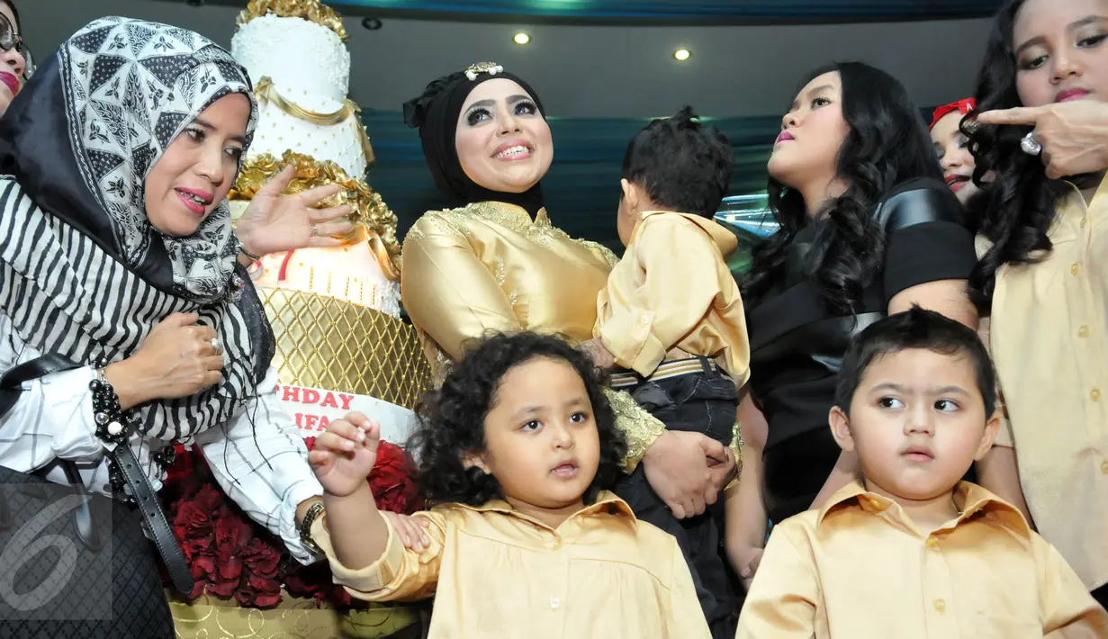Muzdalifah terlihat bahagia bersama anak-anaknya saat merayakan ulang tahunnya yang ke-37 tahun di kawasan Pramuka, Jakarta Timur, Senin (15/6/2015). (Liputan6.com/Panji Diksana)