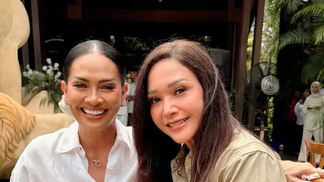 Risa Dewi hadir di Gender Reveal Alyssa Daguise Bertema Safari. [@risa_dewi]