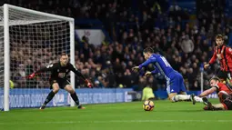 Gelandang Chelsea, Eden Hazard terjatuh saat dilanggar bek Bournemouth, Simon Francis pada pertandingan Liga Inggris di Stamford Bridge, London, (26/12). Chelsea menang atas Bournemouth dengan skro 3-0. (Reuters/Tony O'Brien)