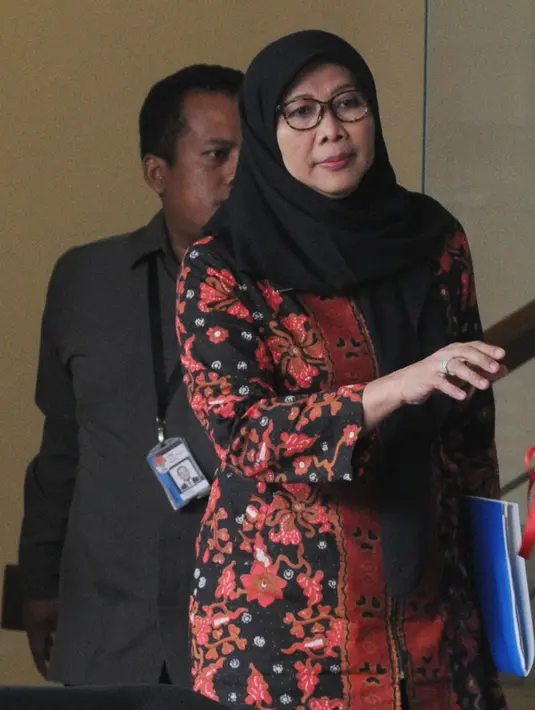 Dirjen PAS Kementerian Hukum dan HAM, Sri Puguh Budi Utami usai menjalani pemeriksaan di KPK, Jakarta, Selasa (16/10). Sri Puguh terkait kasus dugaan suap jual-beli fasilitas di Lapas Sukamiskin, Bandung, Jawa Barat. (Merdeka.com/Dwi Narwoko)