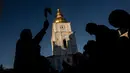 Jemaat Ortodoks Ukraina diberkati di Biara Volodymyrskiy saat perayaan Paskah di Kiev, Ukraina (8/4).  Perayaan Paskah Gereja Ortodoks Timur dirayakan pada hari Minggu pertama setelah bulan purnama pertama di musim semi. (AP Photo / Evgeniy Maloletka)