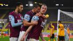Striker Burnley, Ashley barnes (kanan), melakukan selebrasi bersama rekan-rekannya usai mencetak gol pertama timnya ke gawang Wolverhampton Wanderers dalam laga lanjutan Liga Inggris pekan ke-14 di Turf Moor Stadium, Senin (21/12/2020). Burnley menang 2-1 atas Wolverhampton. (AFP/Gareth Copley/Pool)