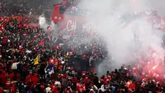 Para pemain Lille melambai kepada para penggemar dari atas bus atap terbuka saat merayakan juara Juara Ligue 1 Prancis di Lille, Prancis utara (24/5/2021). Lille menang 2-1 di Angers untuk mengamankan gelar liga Prancis pertamanya dalam 10 tahun. (AP Photo/Michel Spingler)