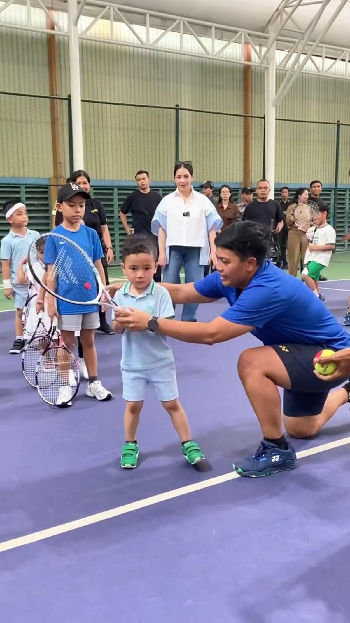 Potret Rayyanza Ikut Latihan Tenis Didampingi Nagita Slavina, Netizen: Produktif Banget