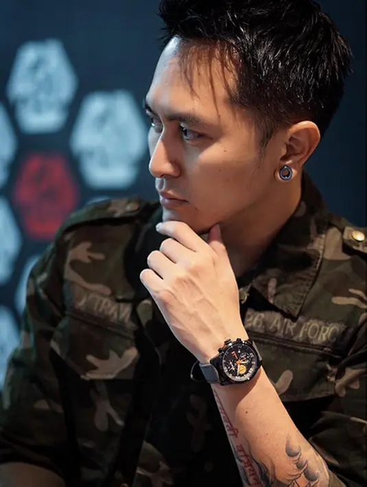 Mengingat banyak permaian yang selalu menantang, Demian selalu didampingi oleh tim medis saat latihan. Begitu juga saat mengalami cidera belum lama ini, yang langsung ditangani. (Instagram/_demianaditya_)