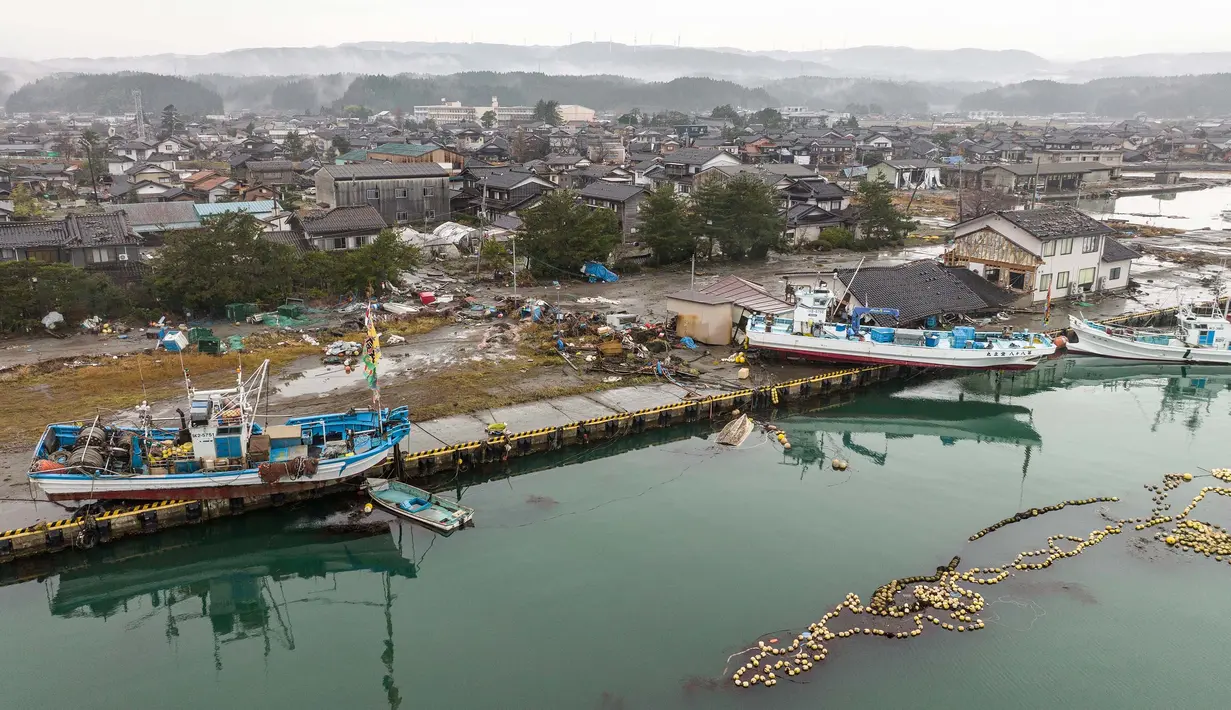 Kapal-kapal yang terdampar di pantai terlihat di kota Suzu, prefektur Ishikawa pada tanggal 3 Januari 2024, (Fred MERY/AFP)