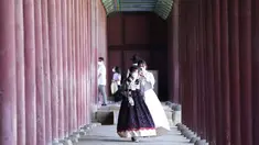 Seorang wanita mengenakan masker sebagai tindakan pencegahan terhadap virus corona mengambil foto temannya saat mereka mengunjungi Istana Gyeongbok untuk merayakan liburan Chuseok, Hari Thanksgiving versi Korea, di Seoul, Korea Selatan, Rabu (22/9/2021). ( AP Photo/Ahn Young-joon)