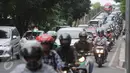 Kemacetan lebih dari 2 kilometer itu terjadi akibat tingginya volume kendaraan pengunjung yang akan berekreasi ke Taman Margasatwa Ragunan, Minggu (25/12) Ragunan menjadi pilihan warga untuk mengisi waktu liburan panjang. (Liputan6.com/Helmi Afandi)