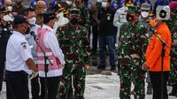 Panglima TNI Marsekal Hadi Tjahjanto, Menhub Budi Karya Sumadi dan Kepala KNKT Soerjanto Thahjono bersiap memberikan keterangan musibah jatuhnya pesawat Sriwijaya Air  SJ 182 di JICT Tanjung Priok, Jakarta Utara, Selasa (12/1/2020). (Liputan6.com/Johan Tallo)