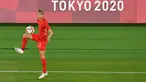 Gelandang Kanada Quinn melakukan pemanasan sebelum laga sepak bola terakhir putri Olimpiade Tokyo 2020 melawan Swedia di Stadion Internasional Yokohama di Yokohama pada 6 Agustus 2021. Quinn jadi atlet transgender pertama yang memenangkan medali Olimpiade. (TIZIANA FABI/AFP)