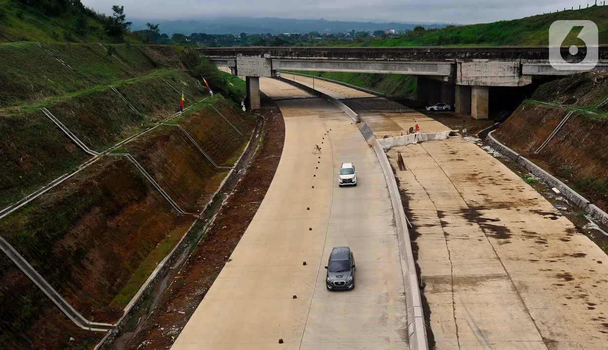 Pengendara mobil melintasi ruas Jalan Tol Bogor Ciawi-Sukabumi (Bocimi) seksi II di kawasan Cicurug-Cibadak, Sukabumi, Jawa Barat, Munggu (25/12/2022). Libur Natal dan Tahun Baru (Nataru), Jalan Tol Bocimi seksi II dibuka secara fungsional sejak 23 Desember 2022 hingga 2 Januari 2023 yang  bertujuan untuk mengantisipasi adanya lonjakan arus mudik dan balik dari Jabodetabek ke wilayah Sukabumi. (merdeka.com/Arie Basuki)