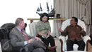 Wakil Ketua MPR Oesman Sapta (kanan) berbincang dengan Dubes Brasil untuk Indonesia Rubem Antonio Correa Barbosa, Jakarta, (28/3). Hal ini untuk menghindari monopoli impor daging sapi dari Australia. (Liputan6.com/Angga Yuniar)