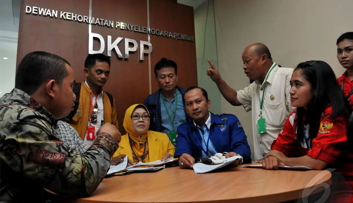 Para caleg ini menuntut kepada Bawaslu dan Dewan Kehormatan Penyelenggara Pemilu (DKPP), untuk melakukan pemilihan ulang, Jakarta (25/4/2014) (Liputan6.com/Johan Tallo).