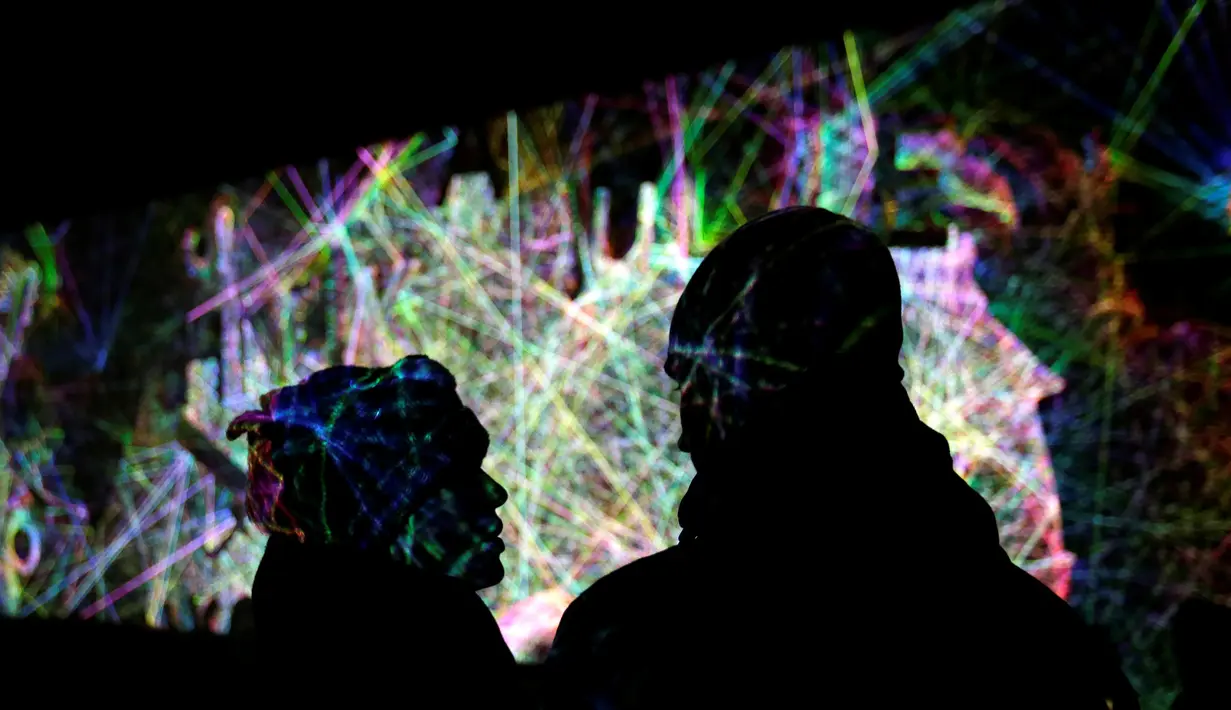 Para pengunjung melihat instalasi yang diberi nama "Rezonator" pada acara Signal Light Festival, Prague, Rep. Ceko, (13/10). Signal Light Festival merupakan acara budaya yang paling banyak dikunjungi pengunjung di Republik Ceko. (REUTERS/David W Cerny)
