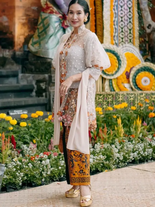 Artis Indonesia yang Senang Pakai Kebaya