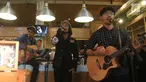 Aktor Rio Dewanto, Chicco Jerikho dan Penyanyi Glenn Fredly saat membawakan soundtrack film filosofi kopi 2 di kawasan Melawai, Jakarta, Selasa (23/05). (Liputan6.com/Herman Zakharia)