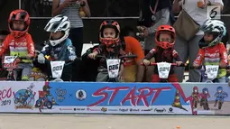 Pembalap balita bersiap mengikuti kejuaraan sepeda kategori Push Bike dalam BMX Bearco Fest 2019 di Jakarta International BMX Track, Minggu (25/8/2019). Kejuaraan yang pesertanya menggunakan sepeda keseimbangan tersebut diikuti anak kategori 2-5 tahun. (merdeka.com/Iqbal Nugroho)